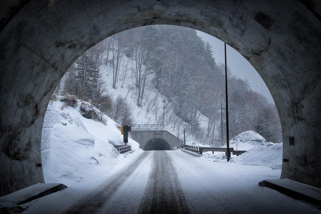 峠のトンネル雪道