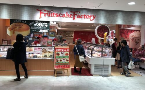 フルーツケーキファクトリー新札幌店では食べ放題バイキングが毎月25日に