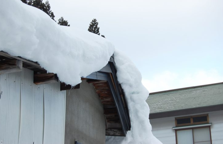 屋根の雪下ろしの目安とタイミングは 1メートル積もると危険