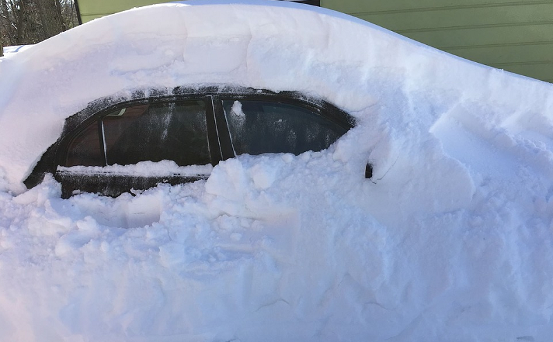 車の雪下ろしにお湯は危険 スノーブラシと雪かき道具を上手に使うコツ
