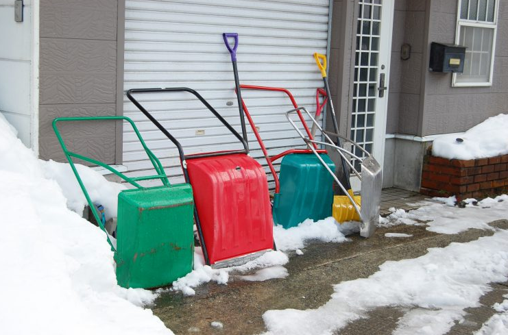 北海道民おすすめの雪かきスコップ7選！アルミ製から車用の収納式まで