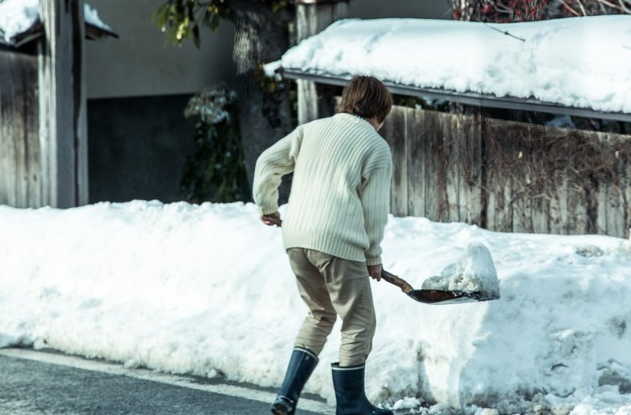 車の雪下ろしにお湯は危険 スノーブラシと雪かき道具を上手に使うコツ
