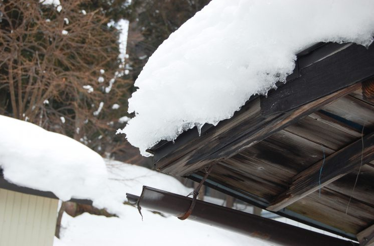 屋根の雪庇落とし