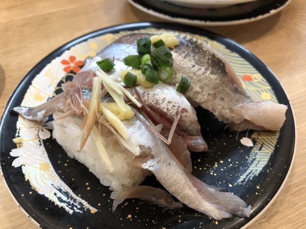 回転寿司四季彩亭青魚三巻